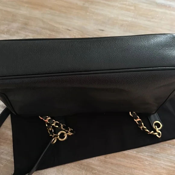 CHANEL AUTHENTIC CAVIAR Black Shoulder Bag with Iconic CC Logo and Gold Chain - Picture 7 of 7